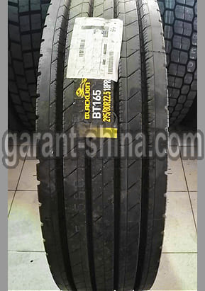 Blacklion BT165 (рулевая) 295/80 R22.5 152/149M 18PR - Фото протектора с этикеткой вблизи